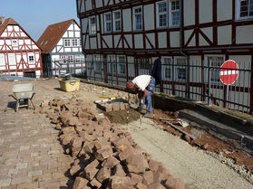 Pflaster- und Treppenarbeiten an St. Crescentius (Foto:Karl-Franz Thiede)